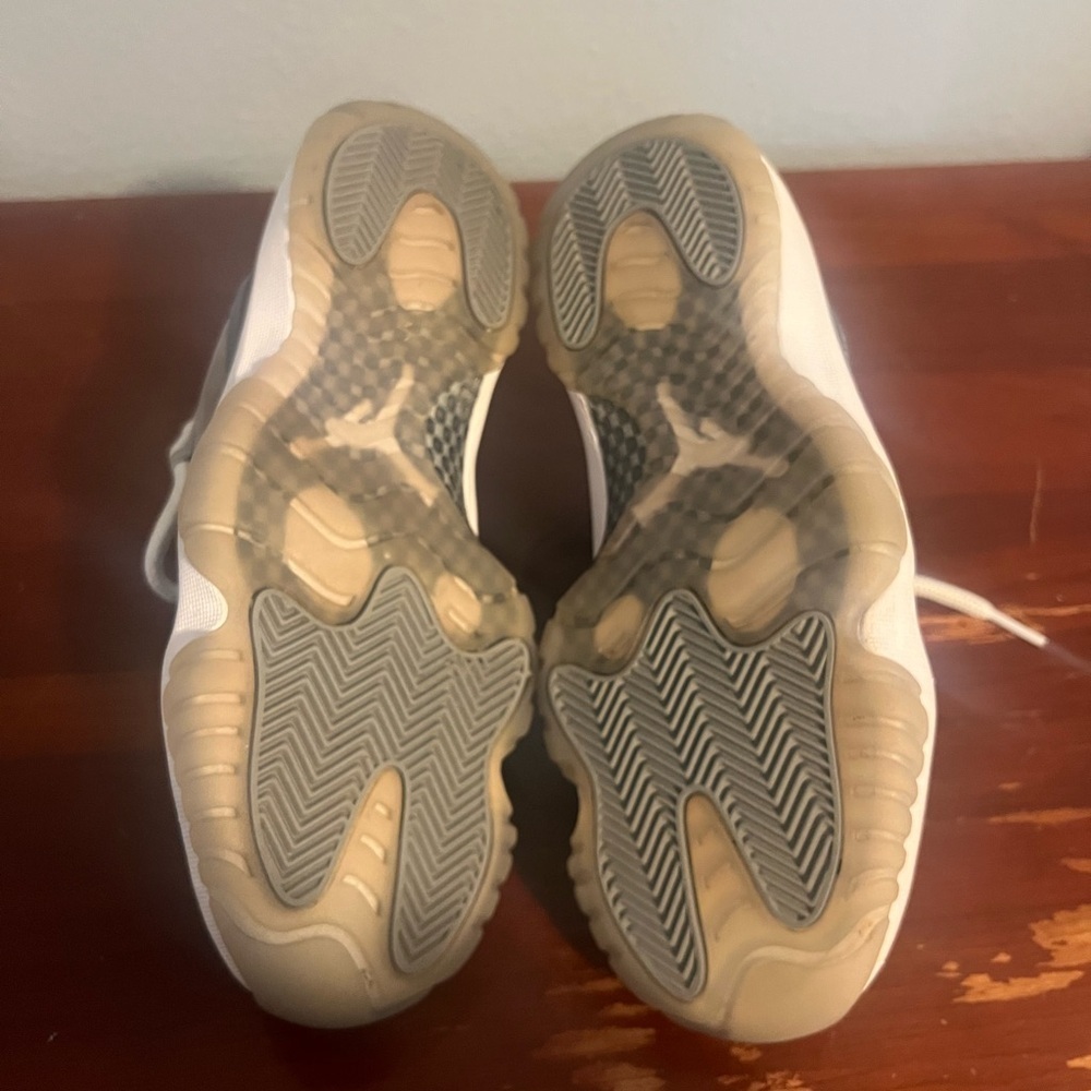 Jordan Athletic Shoes - Air Jordan 11 Retro Cool Gray - Picture 5 of 14